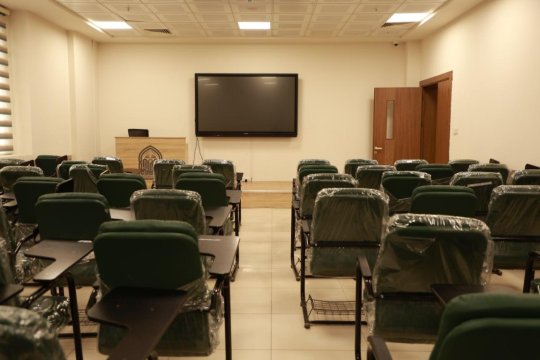 القاعات الدراسية والمختبرات
