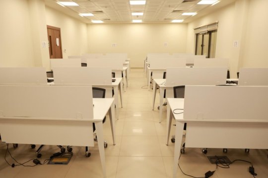 القاعات الدراسية والمختبرات