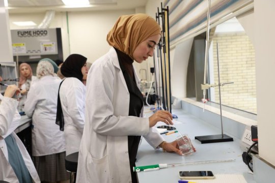 القاعات الدراسية والمختبرات