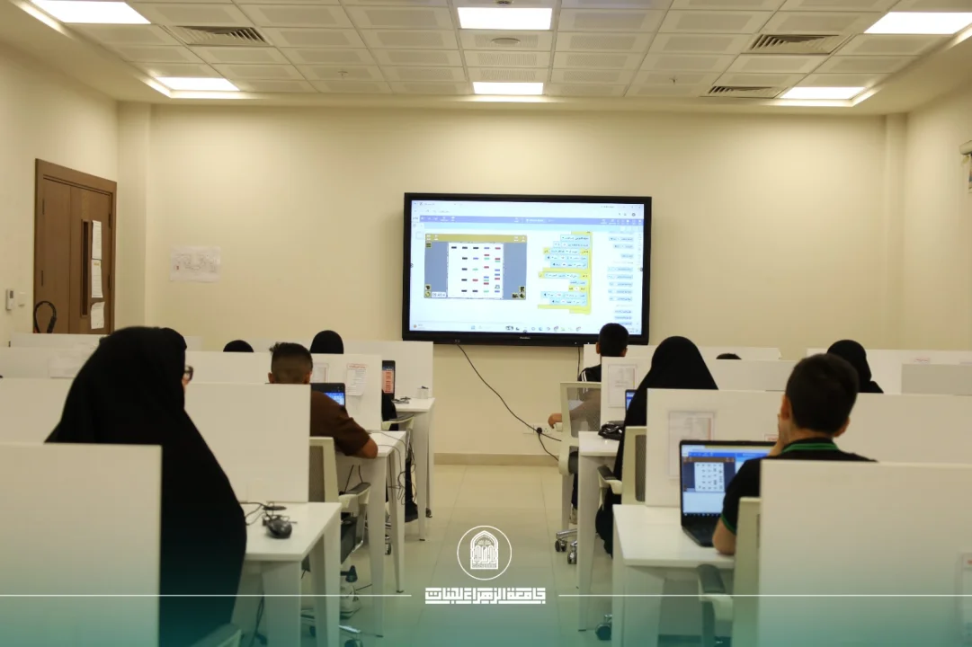 عميدة كلية التربية تتابع ميدانياً سير محاضرات دورة "المبرمج الصغير"