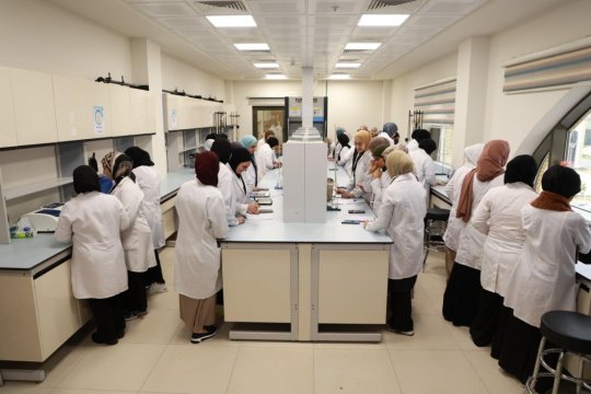 القاعات الدراسية والمختبرات