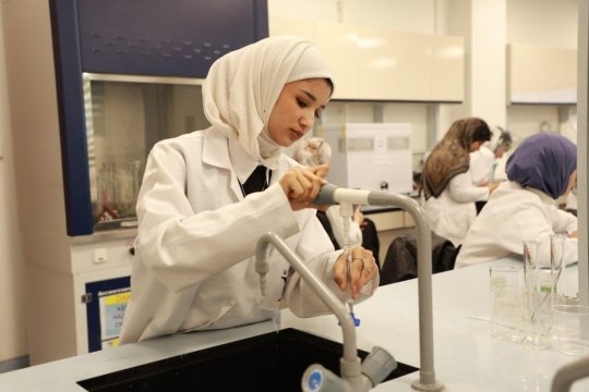 القاعات الدراسية والمختبرات