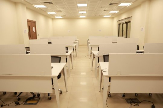 القاعات الدراسية والمختبرات