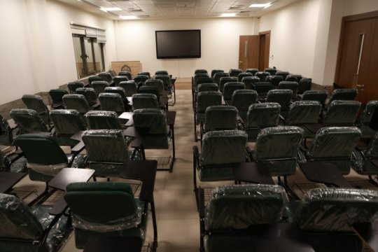 القاعات الدراسية والمختبرات
