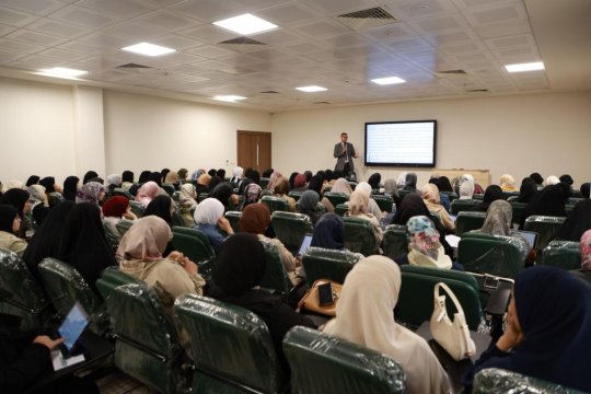 القاعات الدراسية والمختبرات