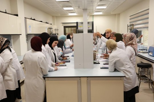 القاعات الدراسية والمختبرات