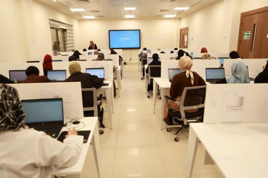 القاعات الدراسية والمختبرات