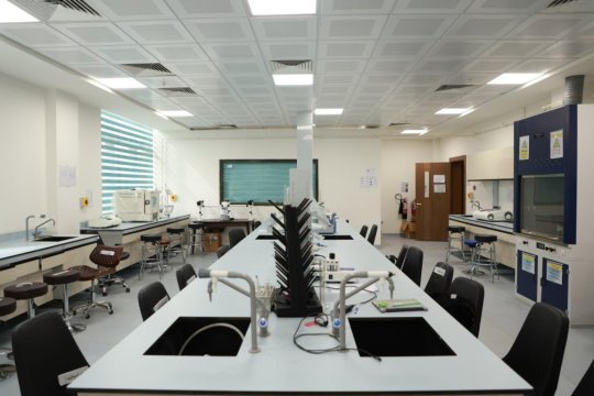 القاعات الدراسية والمختبرات