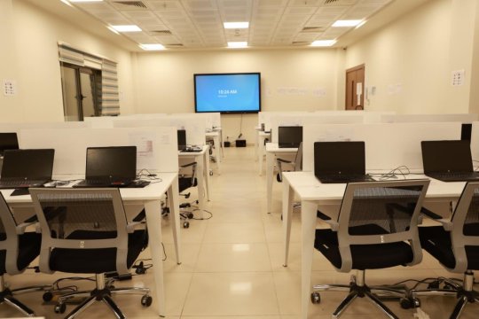 القاعات الدراسية والمختبرات