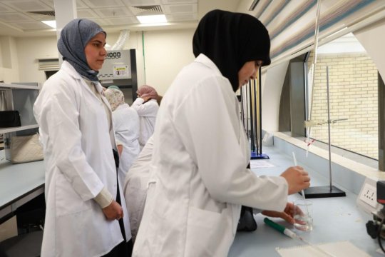 القاعات الدراسية والمختبرات