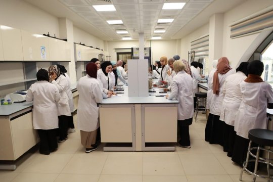 القاعات الدراسية والمختبرات