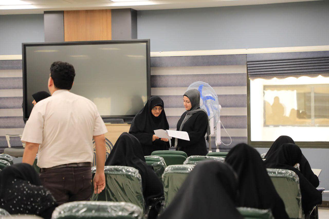 الجولة التفقديه للسيدة رئيسة الجامعة الاستاذ الدكتورة زينب الملا السلطاني المحترمة للقاعات الامتحانية في كلية الصيدلة