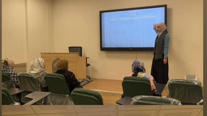 كلية الصيدلة بجامعة الزهراء (عليها السلام) للبنات تنظم ورشة تثقيفية حول آلية عمل لجنة الغيابات