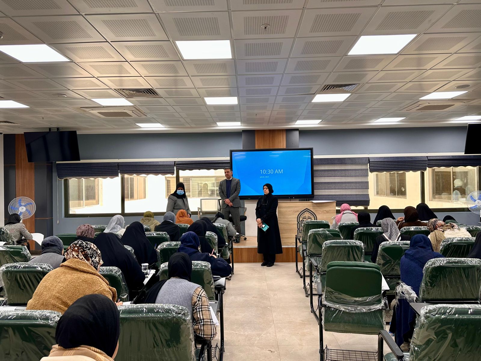 استمرار الامتحانات النصف فصلية لطلبة المرحلة الأولى في كلية الصيدلة