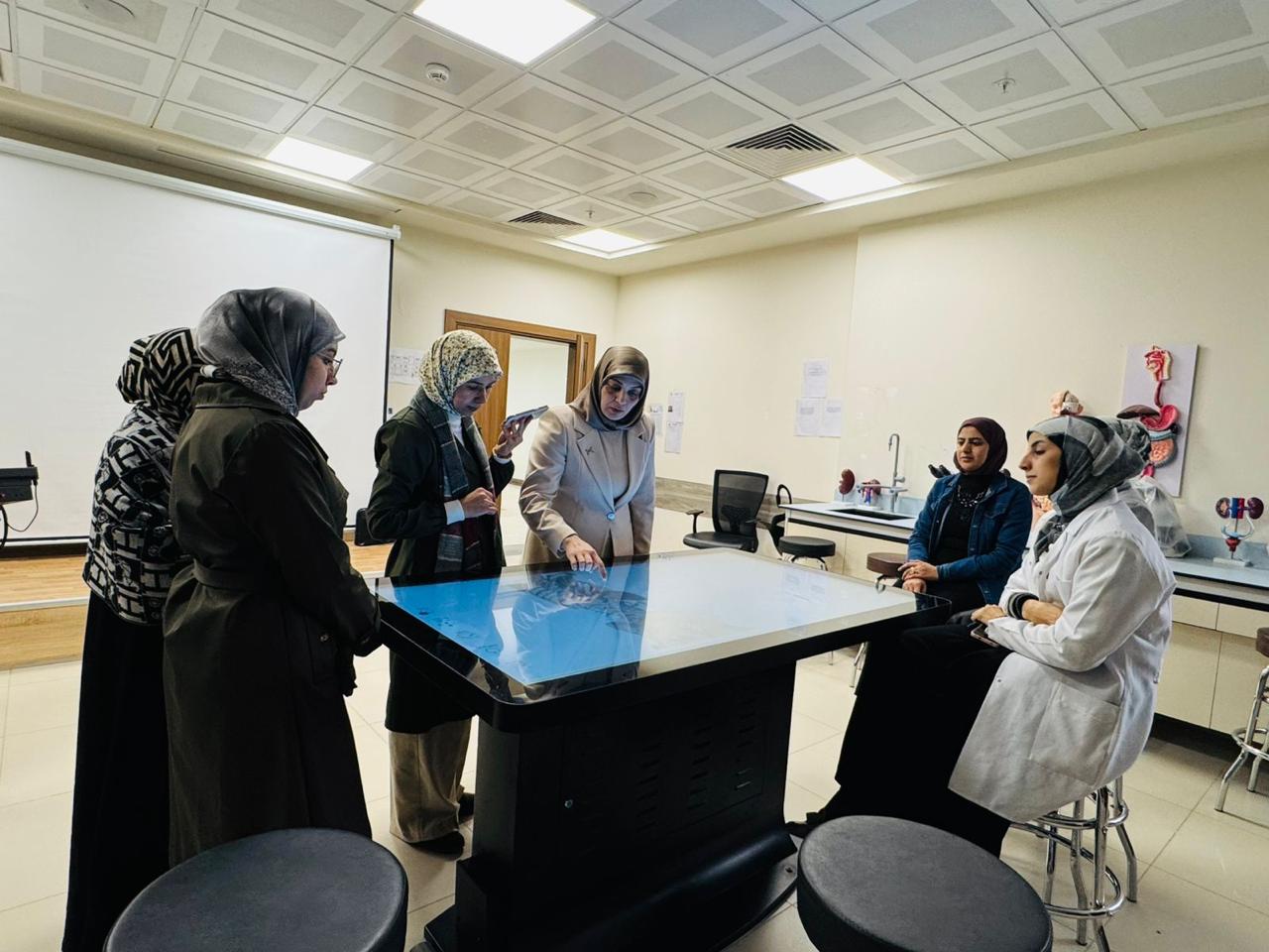 كلية الصيدلة في جامعة الزهراء (ع) تنظم ورشة تدريبية على جهاز المنضدة التشريحية الافتراضية