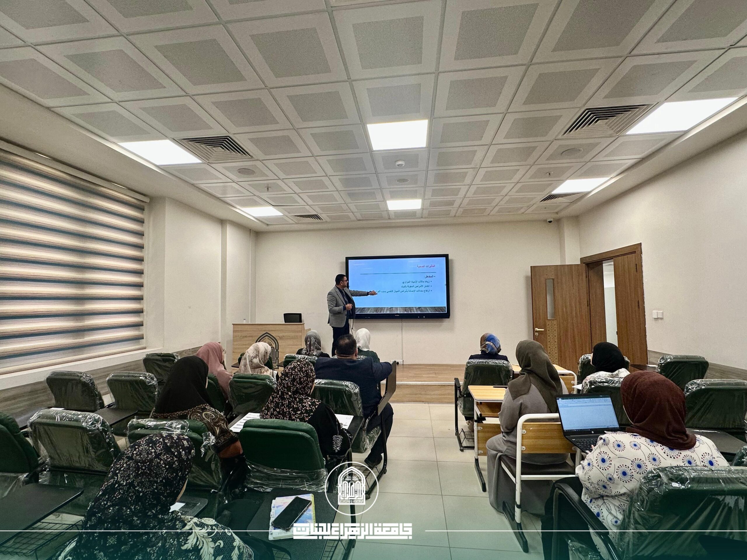 كلية الصيدلة تنظّم ورشة علمية بعنوان: "تغيّرات المناخ ونشر الوعي بالمخاطر الصحية والاقتصادية والأمنية المصاحبة لها"